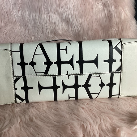 Michael Kors large tote and pouch in black and white monogram embossed leather - Picture 11 of 13